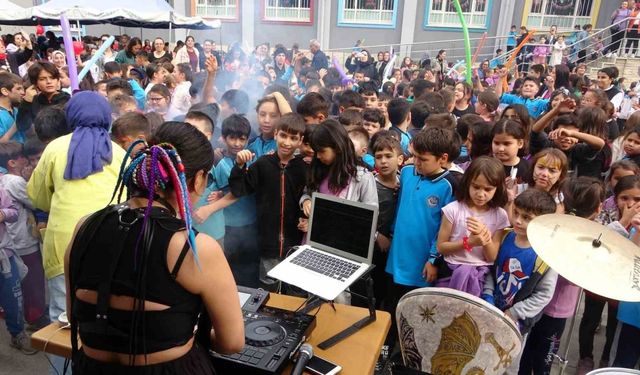 "Beni başkan seçin, görün" dedi, okula DJ getirdi