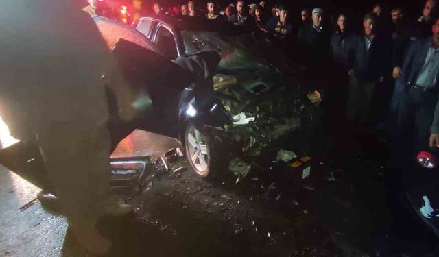 Bitlis-Muş karayolunda iki otomobil çarpıştı: 2 ölü, 3 yaralı