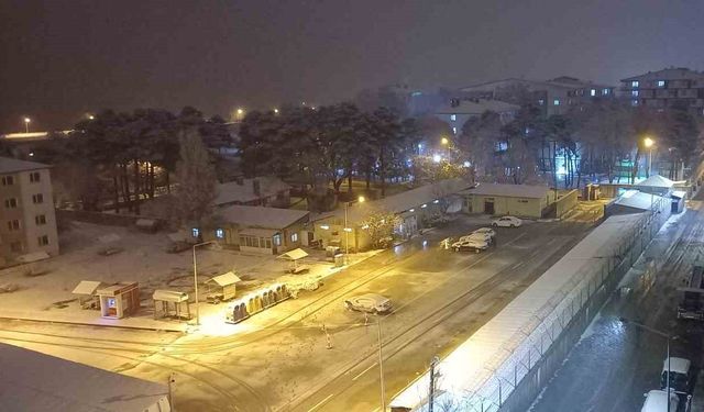 Bitlis’te beklenen kar yağışı başladı