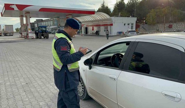 Bolvadin’de jandarma ekiplerinden asayiş ve trafik denetimi