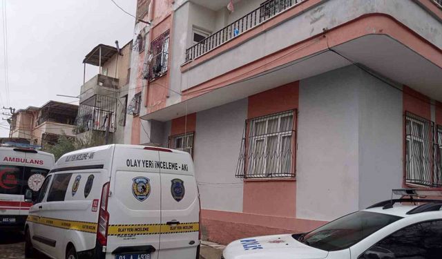 Cinnet geçiren şahıs, karısını öldürdü, annesini de ağır yaraladı