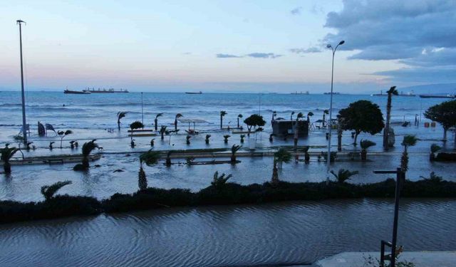 Deprem sonrası 1 metreyi bulan çökmenin yaşandığı İskenderun Körfezi’nde denizle kara birleşti