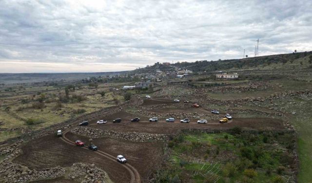 Doğa tutkunları Şırnak Cehennem Deresi’nde kamp kurup hamsi pişirdi