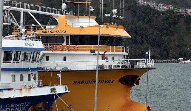 Doğal gaz arama çalışmalarında görevli balıkçı tekneleri Amasra Limanı’na sığındı