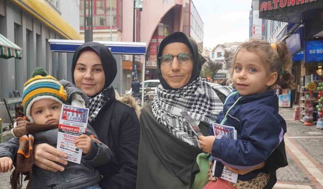 Edirne’de iki gönüllü anne, çocuklarıyla birlikte broşür dağıtarak boykot çağrısı yaptı