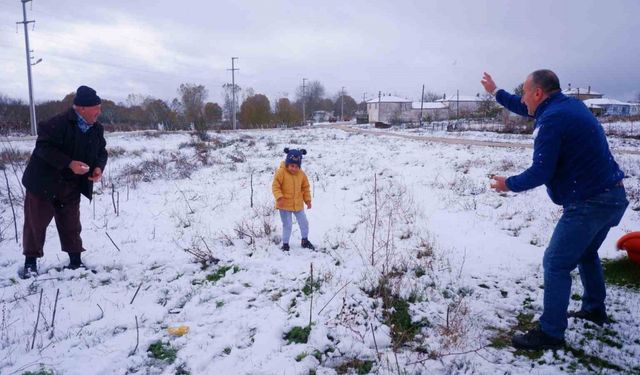 Edirne’de kar yağışı kartpostallık görüntüler oluşturdu