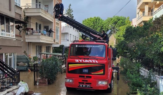Edremit’te selde mahsur kalanların yardımına itfaiye merdiven ile yetişti