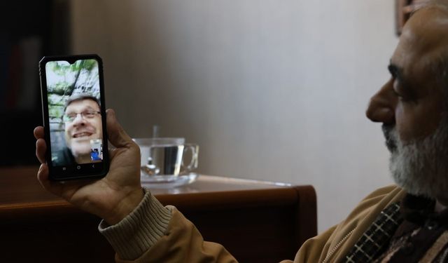 Emekli öğretmen, "akıllı telefonla" öğrencileriyle bağlantıyı koparmadı