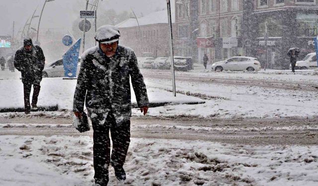 Erzurum’da eğitime kar engeli