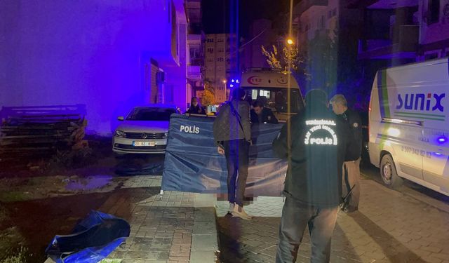 Evinde bıçaklanan genç son nefesini sokak ortasında verdi
