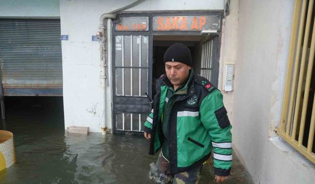 Fırtına felç etti: Evler suyla doldu, vatandaşlar dışarıya çıkamadı