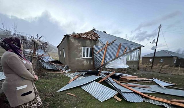 Fırtınada evlerinin çatısı uçan aile deprem zannederek kendilerini dışarı attı