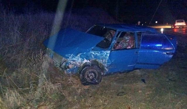 Gediz’de domuza çarpan araç başka bir araçla kafa kafaya çarpıştı: 5 yaralı