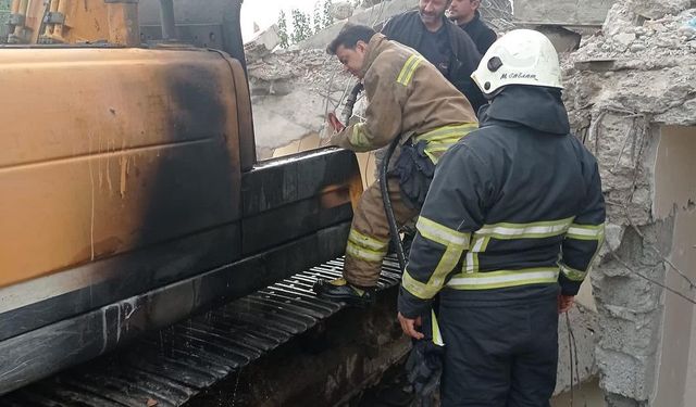 Hatay’da iş makinesi yandı