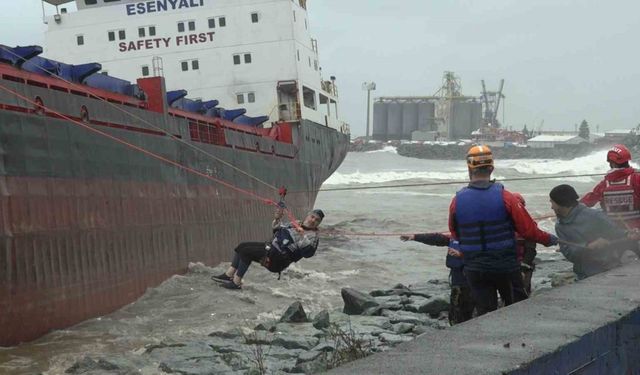 Hopa’da karaya oturan gemideki personeli kurtarma çalışması tamamlandı