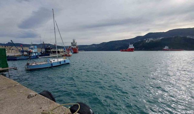 Karadeniz’de petrol aramada görevli tekneler Amasra Limanı’na sığındı