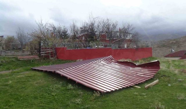 Kayseri’de 6 tonluk çatı şiddetli rüzgara dayanamadı