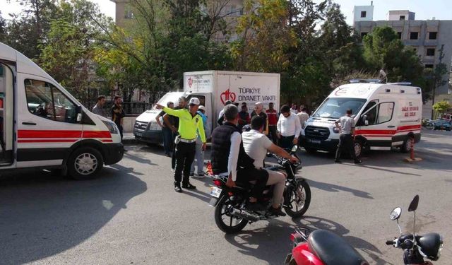 Kilis’te kamyonet ile motosiklet çarpıştı: 3 yaralı