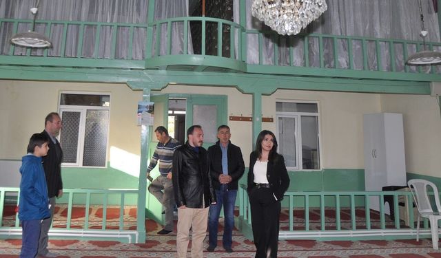 Laçin Kaymakamı Şimşek, köy camisinde incelemelerde bulundu