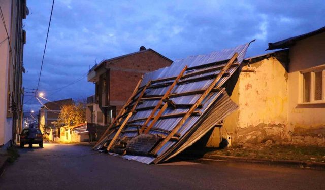 Sivas’ta fırtınada 40’tan fazla binanın çatısı uçtu