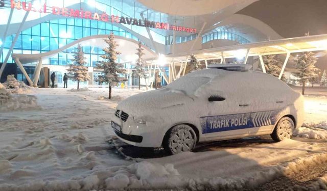 Sivas’ta kar hava ulaşımında iptallere neden oldu