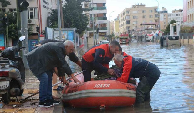 Suyun bir buçuk metreyi bulduğu İskenderun kent merkezinde, AFAD vatandaşları botla kurtarıyor