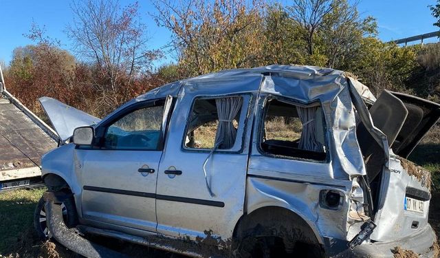 Takla atarak tarlaya uçtu: 3 kişi yaralandı