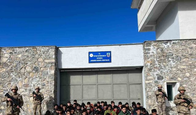 Tatvan’da 50 düzensiz göçmen yakalandı