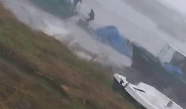 Teknede mahsur kalan balıkçıyı oğlu böyle kurtardı