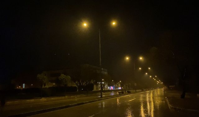 Uzunköprü’de yağış yolları göle çevirdi, bir araç suya gömüldü