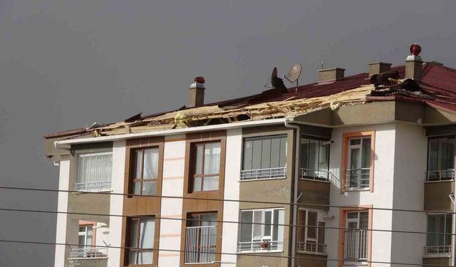 Yozgat’ta çatıdan kopan parçalar bir kişinin yaralanmasına neden oldu