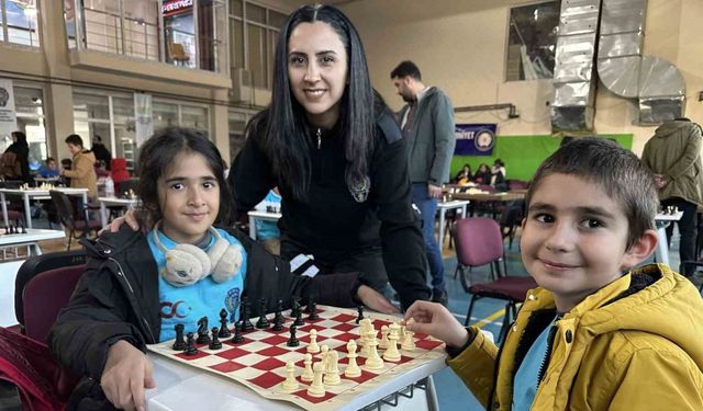 Yüksekova’da 100 öğrencinin katılımıyla satranç turnuvası düzenlendi
