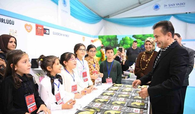 100 ilkokul öğrencisinin eseri ’Yıldız Sütü’ kitabında toplandı