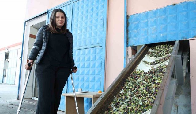 Depremde ailesini kaybeden genç kadın, ampute olan bacağıyla babasından kalan fabrikanın başına geçti