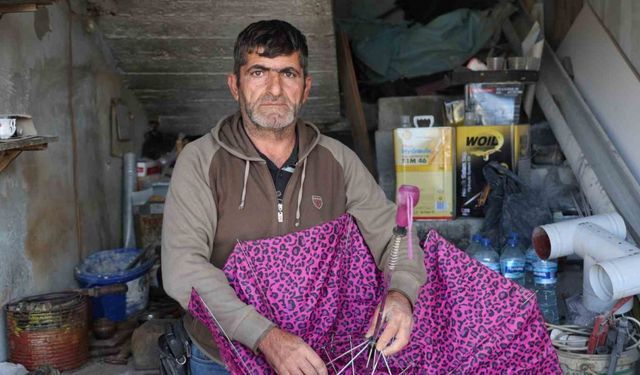 Enkaz çarşısının kalaycısı, 35 yıldır çekiç sallayarak ekmek parasını kazanıyor