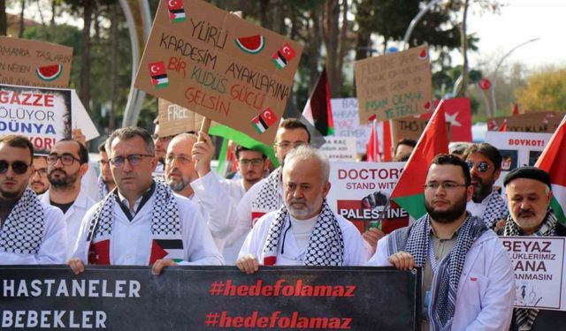Hekimler gerçekleştirdikleri ‘sessiz yürüyüş’ ile İsrail’i kınadı