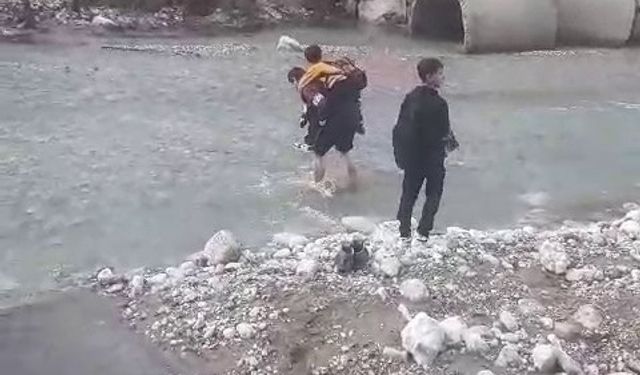 Sağanak yağışta köprü yıkıldı, öğrenciler sırtta taşındı