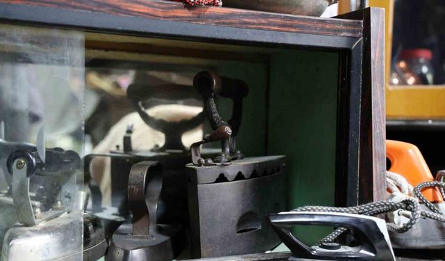 Sivaslı eskici, eskiler arasından çıkan antikalarla adeta müze oluşturdu