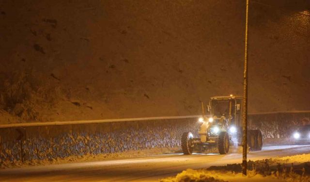 Bingöl’de belediye ekiplerinin karla mücadele mesaisi başladı