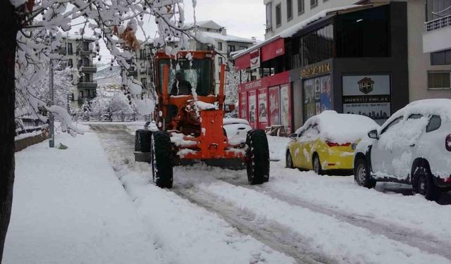 Bingöl’de kar kalınlığı yer yer 30 santimi aştı, 283 köy yolu ulaşıma kapandı