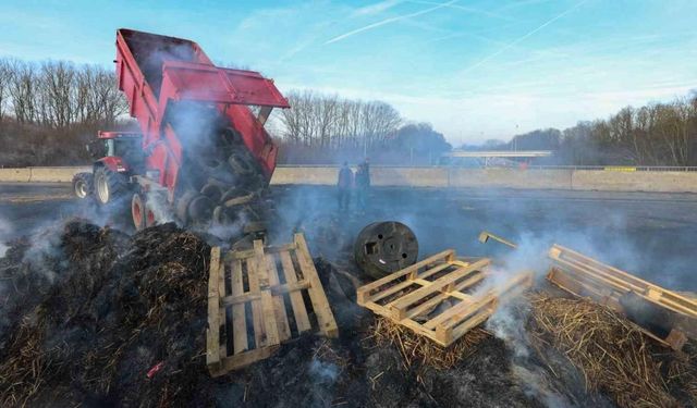 Fransa’da çiftçiler otoyolları kapatarak Paris’i abluka altına aldı