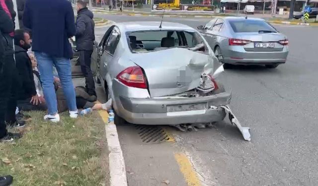 Diyarbakır’da minibüs ile otomobil çarpıştı: 2 yaralı