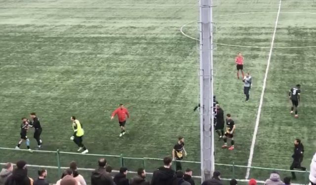 Futbolcular maçı bırakıp kavgaya tutuştu
