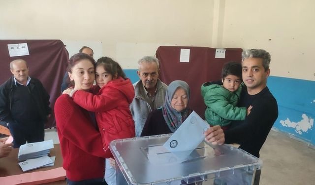 100 yaşındaki Fadime nine oy kullanmaya oğlunun sırtında gitti