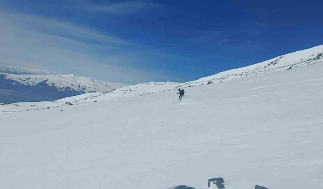 Ağrı Dağının zirvesine çıkan Alman dağcılar 4200 metrede kayak yaptılar