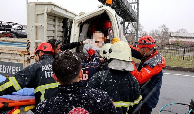 Aksaray’da Taşpınar Belediyesinin kamyoneti tıra arkadan çarptı: 1’i ağır 2 yaralı