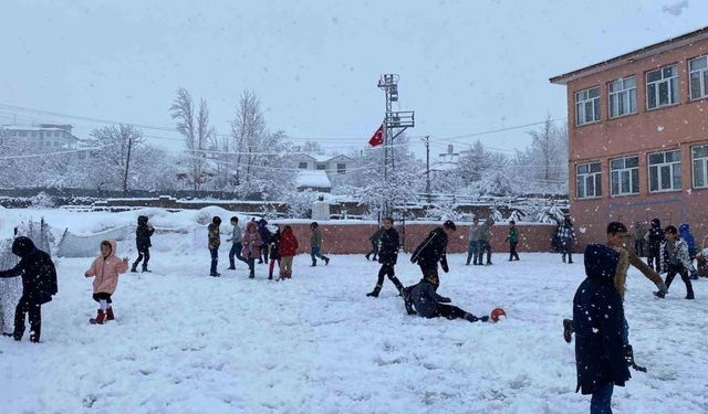 Bingöl’de kar yağışı nedeniyle tüm okullar tatil edildi