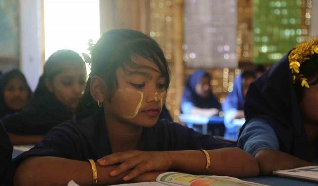 Diyanet Vakfı’nın Bangladeş’te inşa ettiği okullarda bin 250 çocuk eğitim görüyor