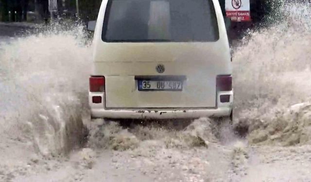 Edirne’de sağanak yağış: Caddeler göle döndü
