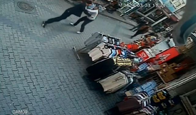 Fatih’te dehşet anları kamerada: Alacak verecek tartışmasında arkadaşını defalarca bıçakladı